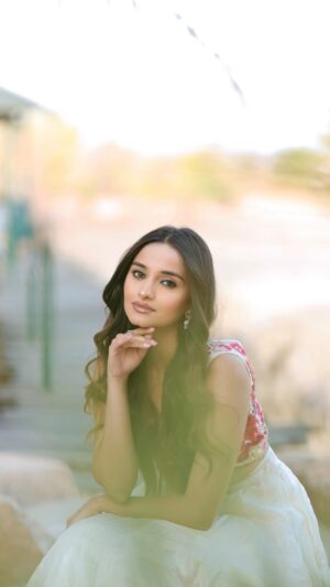 Aayushi Sharma Instagram - Floral feels in @vasthralekhaofficial 🤍

#vasthralekha #floralvibes #indianfashion #ethnicgoals