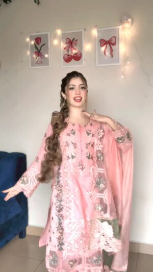 Abeera Khan Instagram - Kiii chonny o 🕊️✨______

#ahmera #instagram #viral #foryou #reels #trending #makeup
