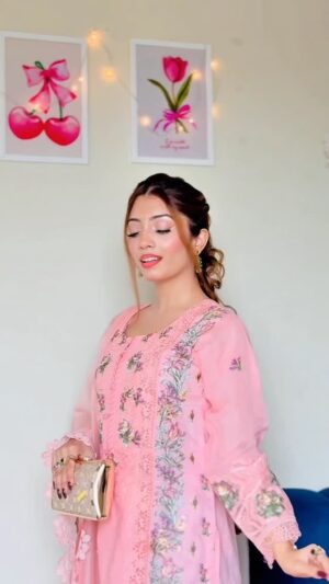 Abeera Khan Instagram - Transition Alert🔥💐❤️
*
*
*
#ahmera #instagram #viral #foryou #reels #trending #makeup