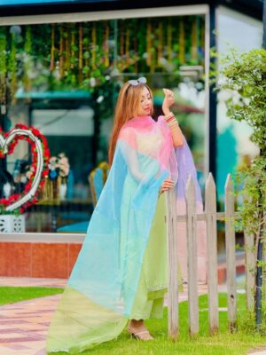 Abeera Khan Instagram - Hayeee 🌸🪷___
Dress 👗👉🏻 @akbrand_collection ❤️
#foryou #viral #instagram #post #azul