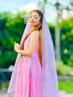 Abeera Khan Instagram - Ouffff 🌸🩷🎀_____
#foryou #instagram #viral #post #pinkdress #girl🎀