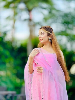 Abeera Khan Instagram - Ouffff 🌸🩷🎀_____
#foryou #instagram #viral #post #pinkdress #girl🎀