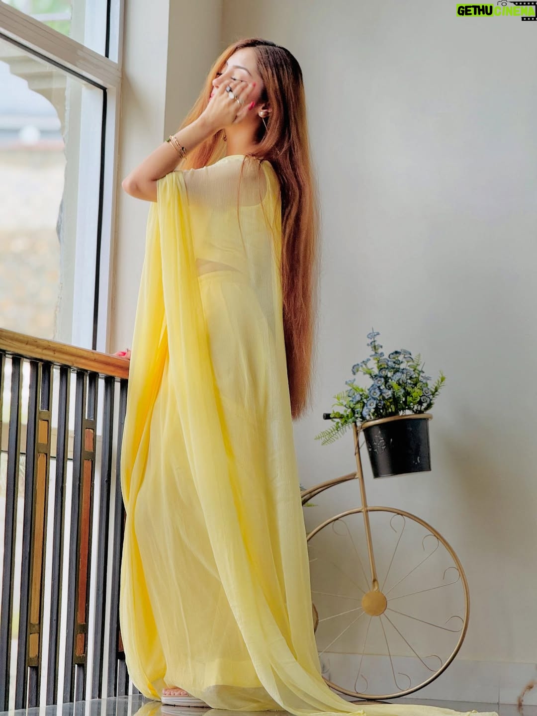 Abeera Khan - 4.6K Likes - Hayeeee ✨ obsessed with sareee 🔥🕊️___ 
Saree by 👉🏻💕 @akbrand_collection 🤍🕊️💛

#foryou #réel #post #saiyaraa #instagram #viral #saree