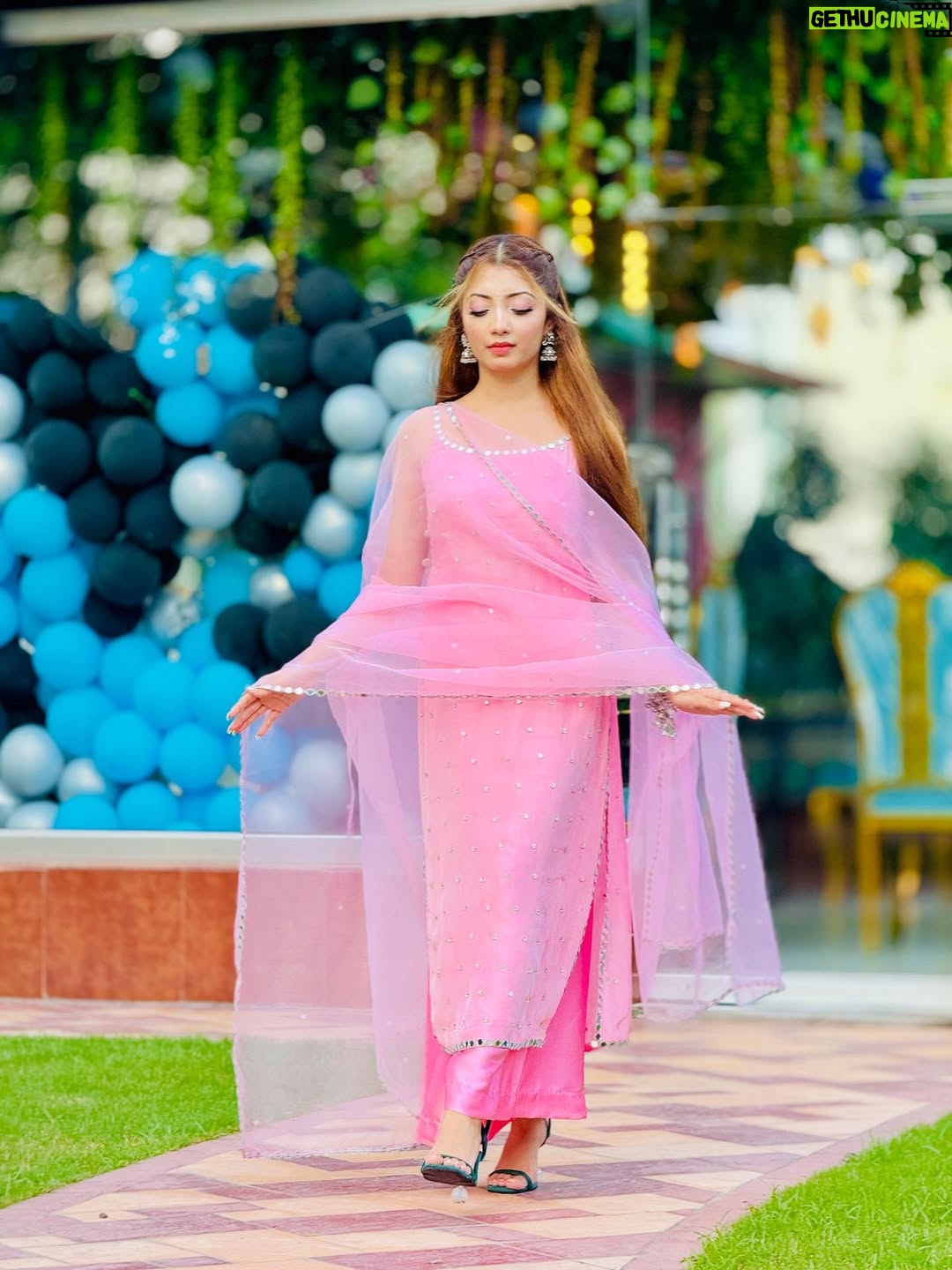 Abeera Khan - 2.7K Likes - Ouffff 🌸🩷🎀_____

#foryou #instagram #viral #post #pinkdress #girl🎀