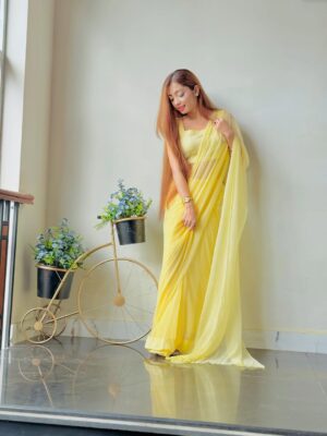 Abeera Khan Instagram - Hayeeee ✨ obsessed with sareee 🔥🕊️___
Saree by 👉🏻💕 @akbrand_collection 🤍🕊️💛
#foryou #réel #post #saiyaraa #instagram #viral #saree