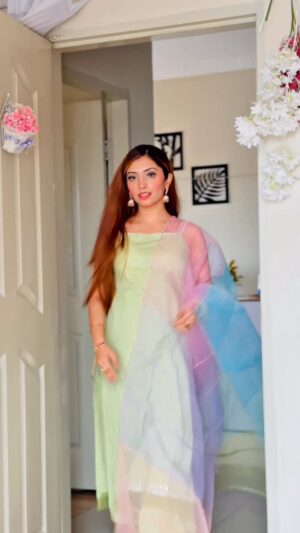 Abeera Khan Instagram - Wait for it ✨❤️___ 
Dress by 👗 @akbrand_collection ❤️

#ahmera #instagram #foryou #viral #trending #makeup #viralpost