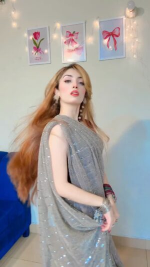 Abeera Khan Instagram - Bolooo na kya krain ♥️🕊️_____

#ahmera #instagram #viral #foryou #reels #trending #makeup #viralpost #post