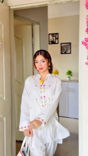 Abeera Khan Instagram - Wait for Transition ✨🕊️🍂🌷🩷
*
*
*
*
#ahmera #instagram #viral #foryou #reels #trending #makeup