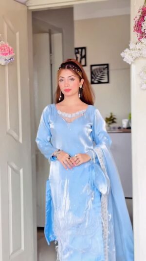 Abeera Khan Instagram - Transition 🔥✨❤️
Dress👗by: @pret_by_sabira 
*
*
*
#ahmera #instagram #viral #foryou #reels #trending #makeup