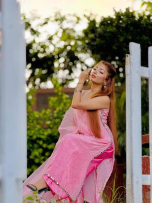 Abeera Khan Instagram - Ouffff 🌸🩷🎀_____
#foryou #instagram #viral #post #pinkdress #girl🎀