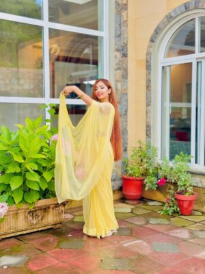 Abeera Khan Instagram - Hayeeee ✨ obsessed with sareee 🔥🕊️___
Saree by 👉🏻💕 @akbrand_collection 🤍🕊️💛
#foryou #réel #post #saiyaraa #instagram #viral #saree