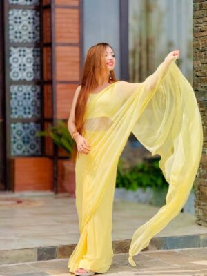 Abeera Khan Instagram - Hayeeee ✨ obsessed with sareee 🔥🕊️___
Saree by 👉🏻💕 @akbrand_collection 🤍🕊️💛
#foryou #réel #post #saiyaraa #instagram #viral #saree
