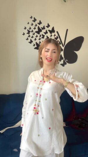 Abeera Khan Instagram - Dasooo ki condayyy oo 🤭❤️🫀_____

#ahmera #instagram #viral #foryou #reels #trending #makeup #viralpost #qatal #post