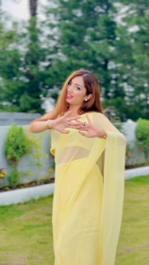 Abeera Khan Instagram - Grrr Grrr in Saree🔥✨❤️
Beautiful Saree👗by: @akbrand_collection 
*
*
*
#ahmera #instagram #viral #foryou #reels #trending #makeup