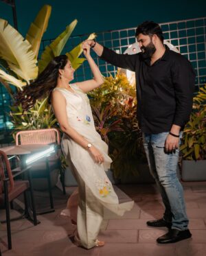 Abhinaya Instagram - Better together, families forever ❤️

#kartabhin

📸 @amara.studio_