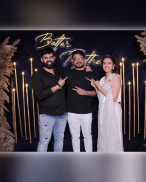 Abhinaya Instagram - Better together, families forever ❤️

#kartabhin

📸 @amara.studio_