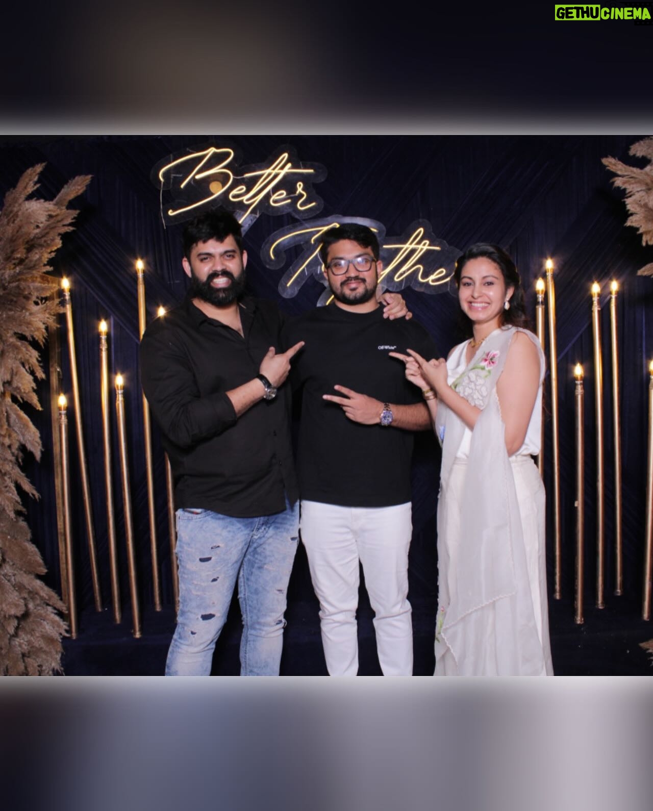 Abhinaya - 216.5K Likes - Better together, families forever ❤️

#kartabhin

📸 @amara.studio_