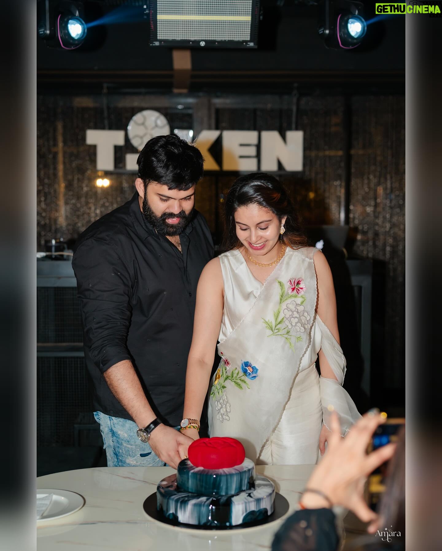 Abhinaya - 216.5K Likes - Better together, families forever ❤️

#kartabhin

📸 @amara.studio_