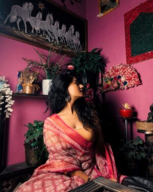 Aditi Prasad Instagram - Lost in the rhythm of the 80s where every beat tells a story! ⚡🎶
.
.
#RetroVibes #80smusicmagic #ModelLife #FashionInspo #AestheticVibes #CreatorCommunity #influencerlife