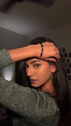 Aditi Prasad Instagram - Felt cute šøš
Earring & bracelet @gehnaa.official
.
.
.
#reelsistagram #trendingaudio #trendingreel #foryoupage #explorepage #fyp #contentcreator #beats #myglam #glow #brown