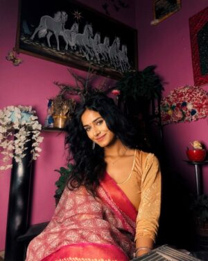 Aditi Prasad Instagram - Lost in the rhythm of the 80s where every beat tells a story! ⚡🎶
.
.
#RetroVibes #80smusicmagic #ModelLife #FashionInspo #AestheticVibes #CreatorCommunity #influencerlife