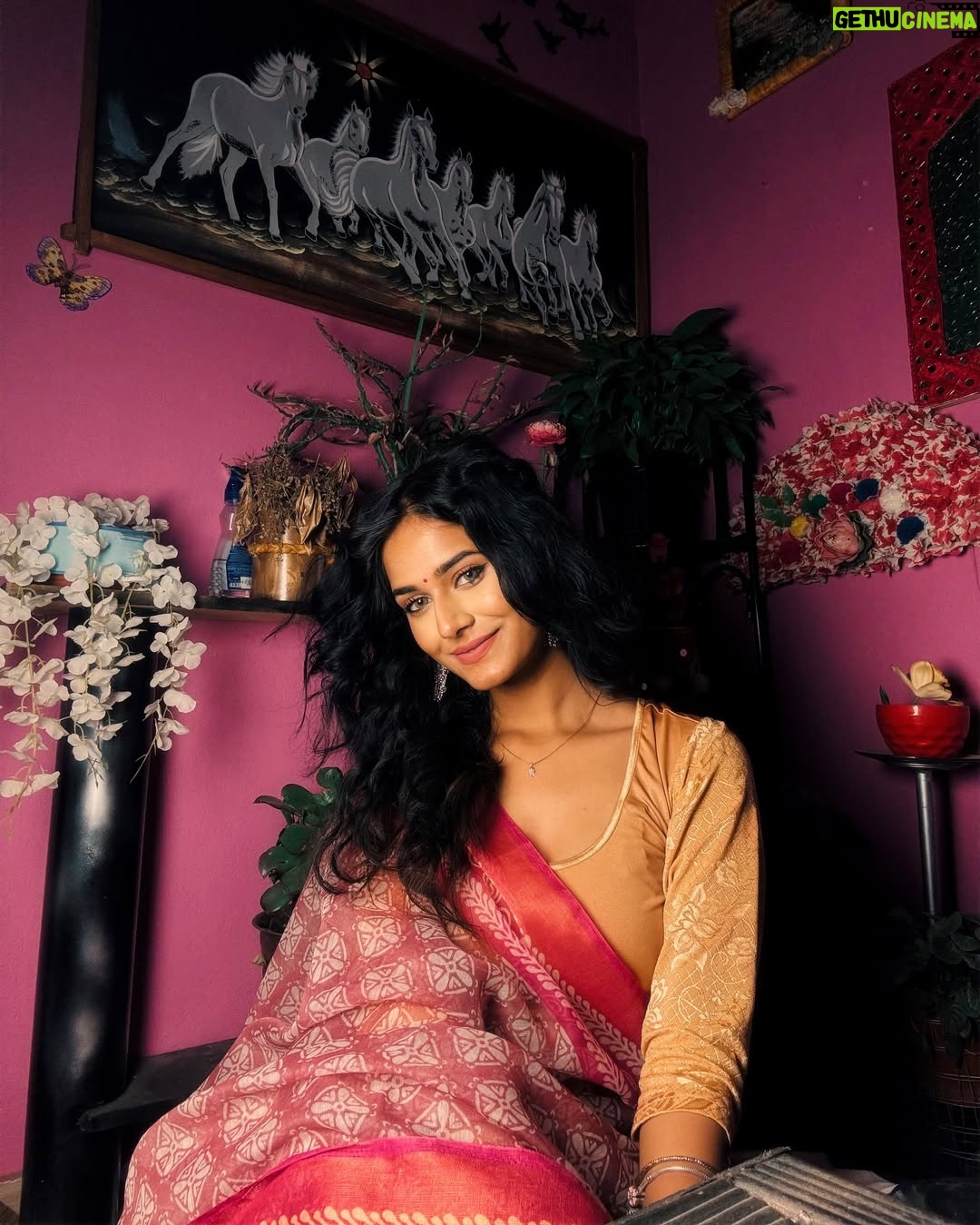 Aditi Prasad - 2.7K Likes - Lost in the rhythm of the 80s where every beat tells a story! ⚡🎶 
.
.
 #RetroVibes #80smusicmagic #ModelLife #FashionInspo #AestheticVibes #CreatorCommunity #influencerlife