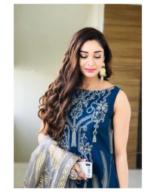 Adla Khan Instagram - A summer romance with @reign.pk
The blue tone of this ethereal outfit paired with a gold hued dupatta has me dreaming of warm evenings by the ocean ✨
Have a #reignysummer yourself and don't miss out on @reign.pk 's mindblowing lawn collection!
💄 @farhan.shaikh445
Jewellery @jewelsby_areesha
.
.
#Reign #ReignLawnVol1 #ComingSoon #ReignySummer #SummerWear #Summer21 #Fashion #Unstitched #Fabric #LawnCollection #Organza #Embroidered #Print #Design #Contemporary
