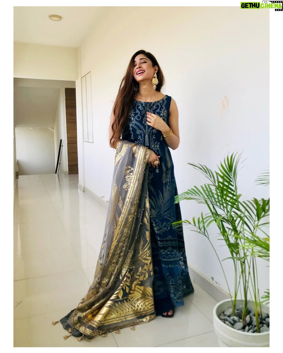 Adla Khan - 4K Likes - A summer romance with @reign.pk 
The blue tone of this ethereal outfit paired with a gold hued dupatta has me dreaming of warm evenings by the ocean ✨

Have a #reignysummer yourself and don't miss out on @reign.pk 's mindblowing lawn collection!

💄 @farhan.shaikh445 
Jewellery @jewelsby_areesha 

.
.
#Reign #ReignLawnVol1 #ComingSoon #ReignySummer #SummerWear #Summer21 #Fashion #Unstitched #Fabric #LawnCollection #Organza #Embroidered #Print #Design #Contemporary