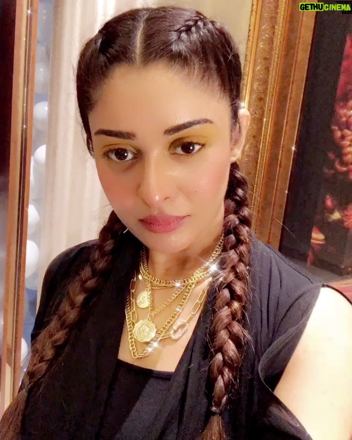 Adla Khan - 4.5K Likes - #🖤