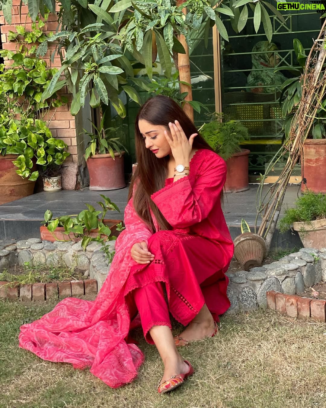 Adla Khan - 4K Likes - 🌹
👗 @ittehad.official