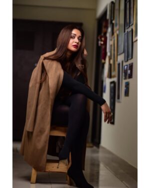 Adla Khan Instagram - Can you choose a caption for this picture!!
📷 @abdulmohseephotography
💄 @farhan.shaikh445
