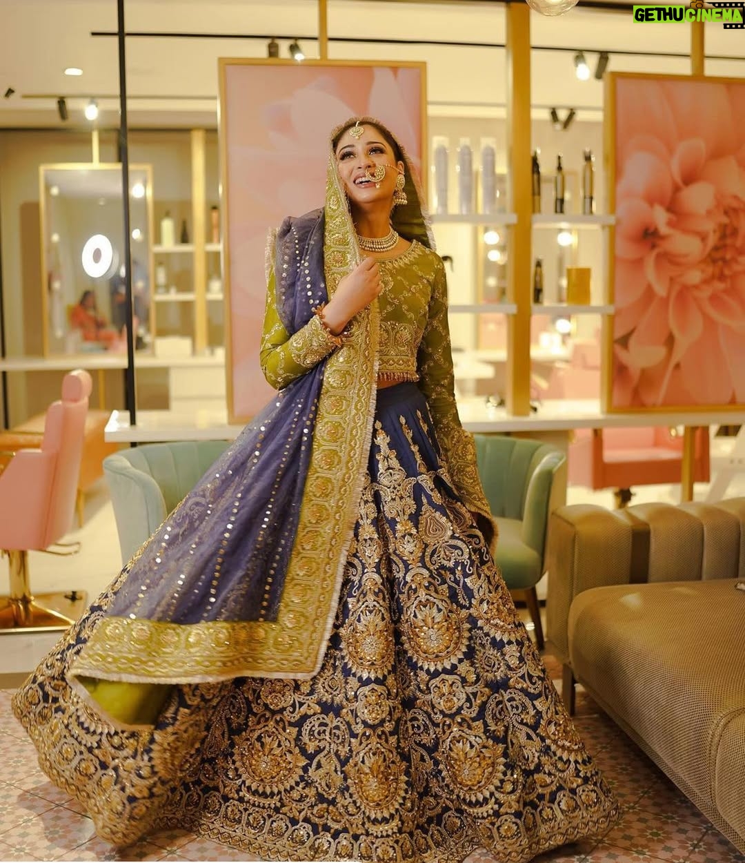 Adla Khan - 4.4K Likes - 💙

💄 @thekrisalyswomen 
👗 @nomanandbhaiya 
📷 @daysstudioweddings
@fariyalartistry