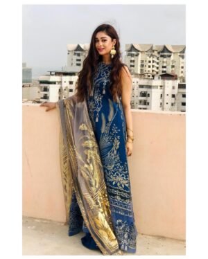 Adla Khan Instagram - A summer romance with @reign.pk
The blue tone of this ethereal outfit paired with a gold hued dupatta has me dreaming of warm evenings by the ocean ✨
Have a #reignysummer yourself and don't miss out on @reign.pk 's mindblowing lawn collection!
💄 @farhan.shaikh445
Jewellery @jewelsby_areesha
.
.
#Reign #ReignLawnVol1 #ComingSoon #ReignySummer #SummerWear #Summer21 #Fashion #Unstitched #Fabric #LawnCollection #Organza #Embroidered #Print #Design #Contemporary