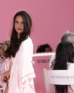 Adriana Lima Instagram - I’m ready for you 👀💕💕 @victoriassecret