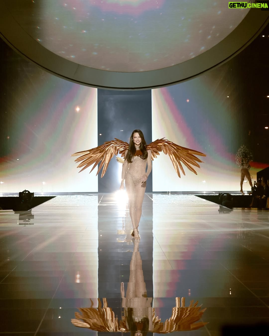 Adriana Lima - 2.4 Million Likes - And thats 20!!!! Forever grateful for those that helped me get to this point! I love you all! @victoriassecret 💗🪽
