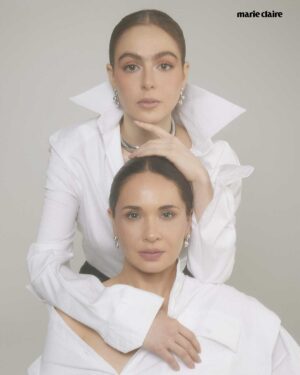 Adriana Louvier Instagram - Dualidad, fuerza y libertad.✨
@reginapavon y @lalouvier protagonizan nuestra portada digital de agosto, un encuentro de generaciones, búsquedas y verdades.

Hoy, frente a nuestras cámaras, se encuentran dos actrices que en “Pecados Inconfesables” desatan secretos y silencios, pero que en la vida real encarnan algo aún más poderoso: la certeza de que cada mujer puede contar su historia con voz propia.
“Estoy en búsqueda de descubrir quién soy, fuera de lo que siempre me han dicho que soy…”, comparte Regina Pavon, quien abraza la libertad de vivir el presente mientras se reinventa como actriz.

Para Adriana Louvier, el tiempo le ha dado perspectiva: “Hoy volteo atrás y me siento realizada, tanto en lo personal como en lo profesional. Eso lo tomo como un regalo”. Con 24 años de trayectoria, elige personajes que la desafían y defiende la maternidad como decisión consciente: “La vida puede ser
increíble aún sin hijos”.

Encuentra el shooting y la entrevista completa en marieclaire.com.mx
#ReginaYAdrianaSonMarieClaire

Créditos: 
Director editorial y realización: @gerardangulo 
Fotografía: @carlos_ruizc 
MUAH Regina: @cmorbeauty 
Maquillaje Adriana: @leonelmakeup 
Pelo: @lisallende 
Asistente de moda: @ser.mua 
Producción: @_yulietd 
Asistente de fotografía: @ivanovich_as
Entrevista: @annabrennda