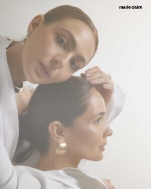 Adriana Louvier Instagram - Dualidad, fuerza y libertad.✨
@reginapavon y @lalouvier protagonizan nuestra portada digital de agosto, un encuentro de generaciones, búsquedas y verdades.

Hoy, frente a nuestras cámaras, se encuentran dos actrices que en “Pecados Inconfesables” desatan secretos y silencios, pero que en la vida real encarnan algo aún más poderoso: la certeza de que cada mujer puede contar su historia con voz propia.
“Estoy en búsqueda de descubrir quién soy, fuera de lo que siempre me han dicho que soy…”, comparte Regina Pavon, quien abraza la libertad de vivir el presente mientras se reinventa como actriz.

Para Adriana Louvier, el tiempo le ha dado perspectiva: “Hoy volteo atrás y me siento realizada, tanto en lo personal como en lo profesional. Eso lo tomo como un regalo”. Con 24 años de trayectoria, elige personajes que la desafían y defiende la maternidad como decisión consciente: “La vida puede ser
increíble aún sin hijos”.

Encuentra el shooting y la entrevista completa en marieclaire.com.mx
#ReginaYAdrianaSonMarieClaire

Créditos: 
Director editorial y realización: @gerardangulo 
Fotografía: @carlos_ruizc 
MUAH Regina: @cmorbeauty 
Maquillaje Adriana: @leonelmakeup 
Pelo: @lisallende 
Asistente de moda: @ser.mua 
Producción: @_yulietd 
Asistente de fotografía: @ivanovich_as
Entrevista: @annabrennda