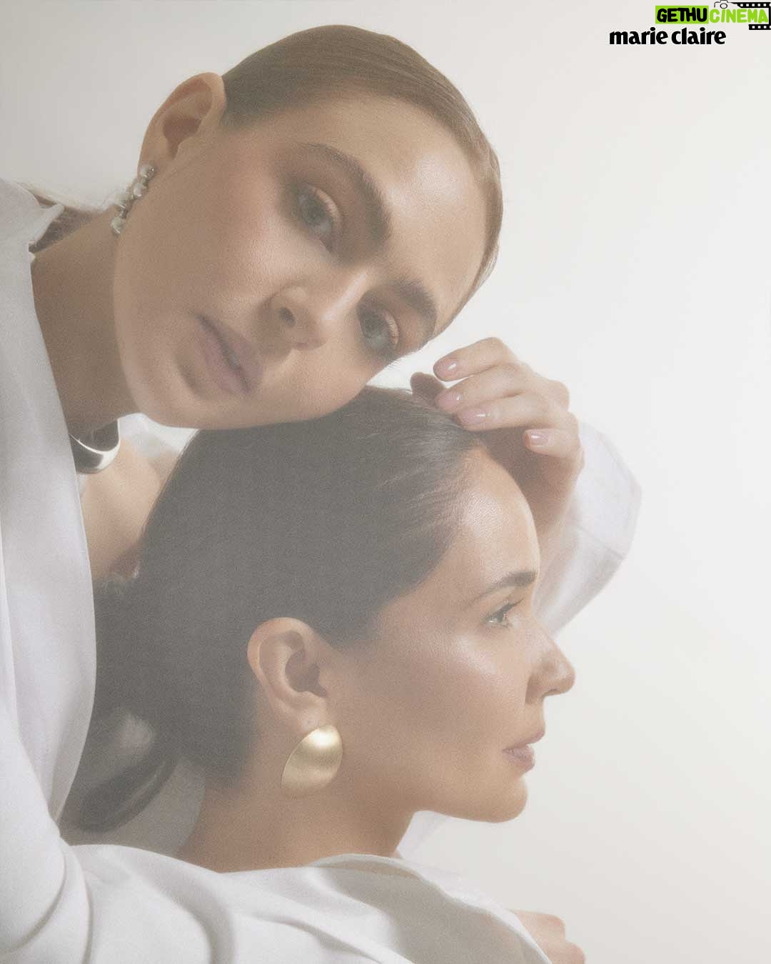 Adriana Louvier - 19.2K Likes - Dualidad, fuerza y libertad.✨
@reginapavon y @lalouvier protagonizan nuestra portada digital de agosto, un encuentro de generaciones, búsquedas y verdades.

Hoy, frente a nuestras cámaras, se encuentran dos actrices que en “Pecados Inconfesables” desatan secretos y silencios, pero que en la vida real encarnan algo aún más poderoso: la certeza de que cada mujer puede contar su historia con voz propia.
“Estoy en búsqueda de descubrir quién soy, fuera de lo que siempre me han dicho que soy…”, comparte Regina Pavon, quien abraza la libertad de vivir el presente mientras se reinventa como actriz.

Para Adriana Louvier, el tiempo le ha dado perspectiva: “Hoy volteo atrás y me siento realizada, tanto en lo personal como en lo profesional. Eso lo tomo como un regalo”. Con 24 años de trayectoria, elige personajes que la desafían y defiende la maternidad como decisión consciente: “La vida puede ser
increíble aún sin hijos”.

Encuentra el shooting y la entrevista completa en marieclaire.com.mx
#ReginaYAdrianaSonMarieClaire

Créditos: 
Director editorial y realización: @gerardangulo 
Fotografía: @carlos_ruizc 
MUAH Regina: @cmorbeauty 
Maquillaje Adriana: @leonelmakeup 
Pelo: @lisallende 
Asistente de moda: @ser.mua 
Producción: @_yulietd 
Asistente de fotografía: @ivanovich_as
Entrevista: @annabrennda