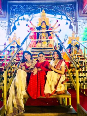 Adrija Addy Roy Instagram - শুভ বিজয়া ♥️🙏
Bijoya may be over, but my heart is still dancing with the rhythm of dhak and devotion 😇✨

Styled by @rudra_saha_official 
Necklace & earrings @crystalland_jewellery 
Saree & blouse @kalangkrita 

#DurgaPuja #BijoyaDasami #NorthBombay #2025 #AdrijaRoy .