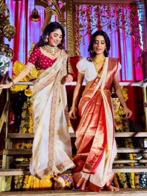 Adrija Addy Roy Instagram - শুভ বিজয়া ♥️🙏
Bijoya may be over, but my heart is still dancing with the rhythm of dhak and devotion 😇✨

Styled by @rudra_saha_official 
Necklace & earrings @crystalland_jewellery 
Saree & blouse @kalangkrita 

#DurgaPuja #BijoyaDasami #NorthBombay #2025 #AdrijaRoy .