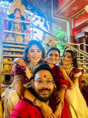 Adrija Addy Roy Instagram - শুভ বিজয়া ♥️🙏
Bijoya may be over, but my heart is still dancing with the rhythm of dhak and devotion 😇✨

Styled by @rudra_saha_official 
Necklace & earrings @crystalland_jewellery 
Saree & blouse @kalangkrita 

#DurgaPuja #BijoyaDasami #NorthBombay #2025 #AdrijaRoy .