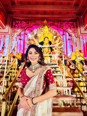 Adrija Addy Roy Instagram - শুভ বিজয়া ♥️🙏
Bijoya may be over, but my heart is still dancing with the rhythm of dhak and devotion 😇✨

Styled by @rudra_saha_official 
Necklace & earrings @crystalland_jewellery 
Saree & blouse @kalangkrita 

#DurgaPuja #BijoyaDasami #NorthBombay #2025 #AdrijaRoy .