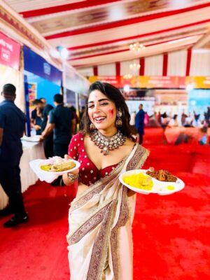 Adrija Addy Roy Instagram - শুভ বিজয়া ♥️🙏
Bijoya may be over, but my heart is still dancing with the rhythm of dhak and devotion 😇✨

Styled by @rudra_saha_official 
Necklace & earrings @crystalland_jewellery 
Saree & blouse @kalangkrita 

#DurgaPuja #BijoyaDasami #NorthBombay #2025 #AdrijaRoy .