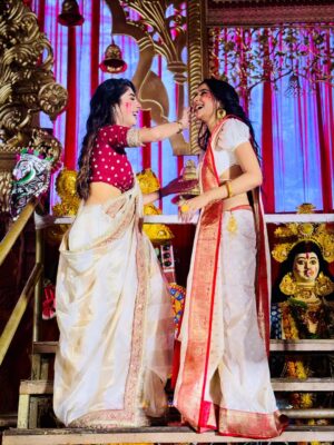 Adrija Addy Roy Instagram - শুভ বিজয়া ♥️🙏
Bijoya may be over, but my heart is still dancing with the rhythm of dhak and devotion 😇✨

Styled by @rudra_saha_official 
Necklace & earrings @crystalland_jewellery 
Saree & blouse @kalangkrita 

#DurgaPuja #BijoyaDasami #NorthBombay #2025 #AdrijaRoy .