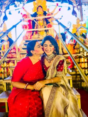 Adrija Addy Roy Instagram - শুভ বিজয়া ♥️🙏
Bijoya may be over, but my heart is still dancing with the rhythm of dhak and devotion 😇✨

Styled by @rudra_saha_official 
Necklace & earrings @crystalland_jewellery 
Saree & blouse @kalangkrita 

#DurgaPuja #BijoyaDasami #NorthBombay #2025 #AdrijaRoy .