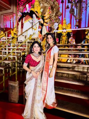 Adrija Addy Roy Instagram - শুভ বিজয়া ♥️🙏
Bijoya may be over, but my heart is still dancing with the rhythm of dhak and devotion 😇✨

Styled by @rudra_saha_official 
Necklace & earrings @crystalland_jewellery 
Saree & blouse @kalangkrita 

#DurgaPuja #BijoyaDasami #NorthBombay #2025 #AdrijaRoy .