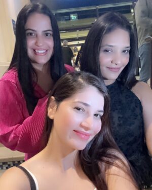 Advika Sharma Instagram - Wallah Habibi 🇦🇪
#dubaidiaries
.
.
#dubai #work #shoot #actress #model #mumbai #advikasharma #selflove #positivity #vibes #influencer #blogger #classy #sassy #instalove #trend