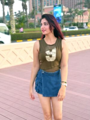 Advika Sharma Instagram - am i perfect?š