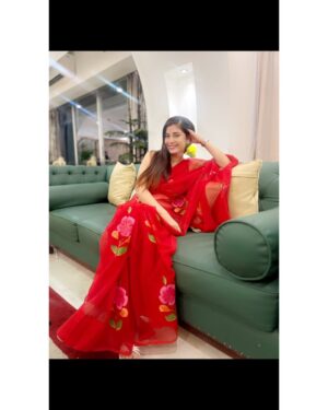 Advika Sharma Instagram - Whats the more beautiful me or saree?😋
Red Hot🔥
.
.
.
#saree #sareelove #advikasharma #instagood #actor #work #mumbai