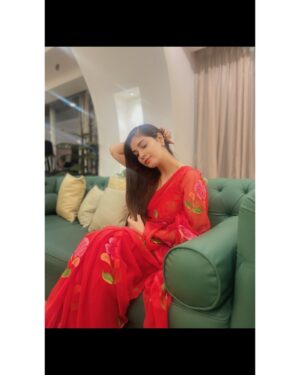 Advika Sharma Instagram - Whats the more beautiful me or saree?😋
Red Hot🔥
.
.
.
#saree #sareelove #advikasharma #instagood #actor #work #mumbai
